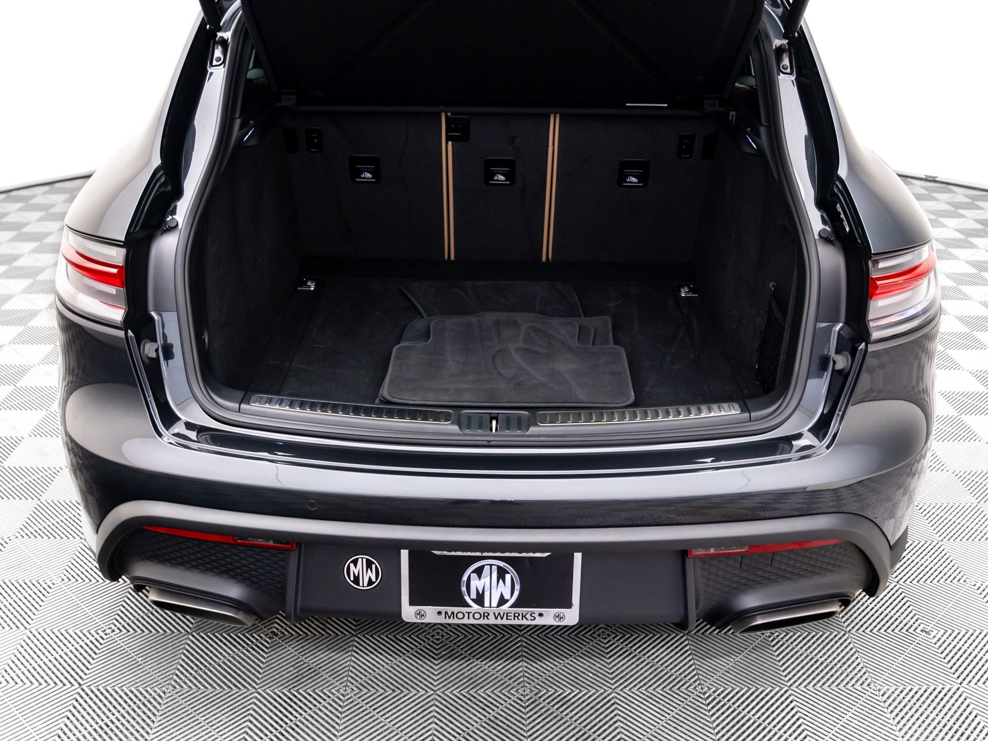 Certified 2025 Porsche Macan image 31