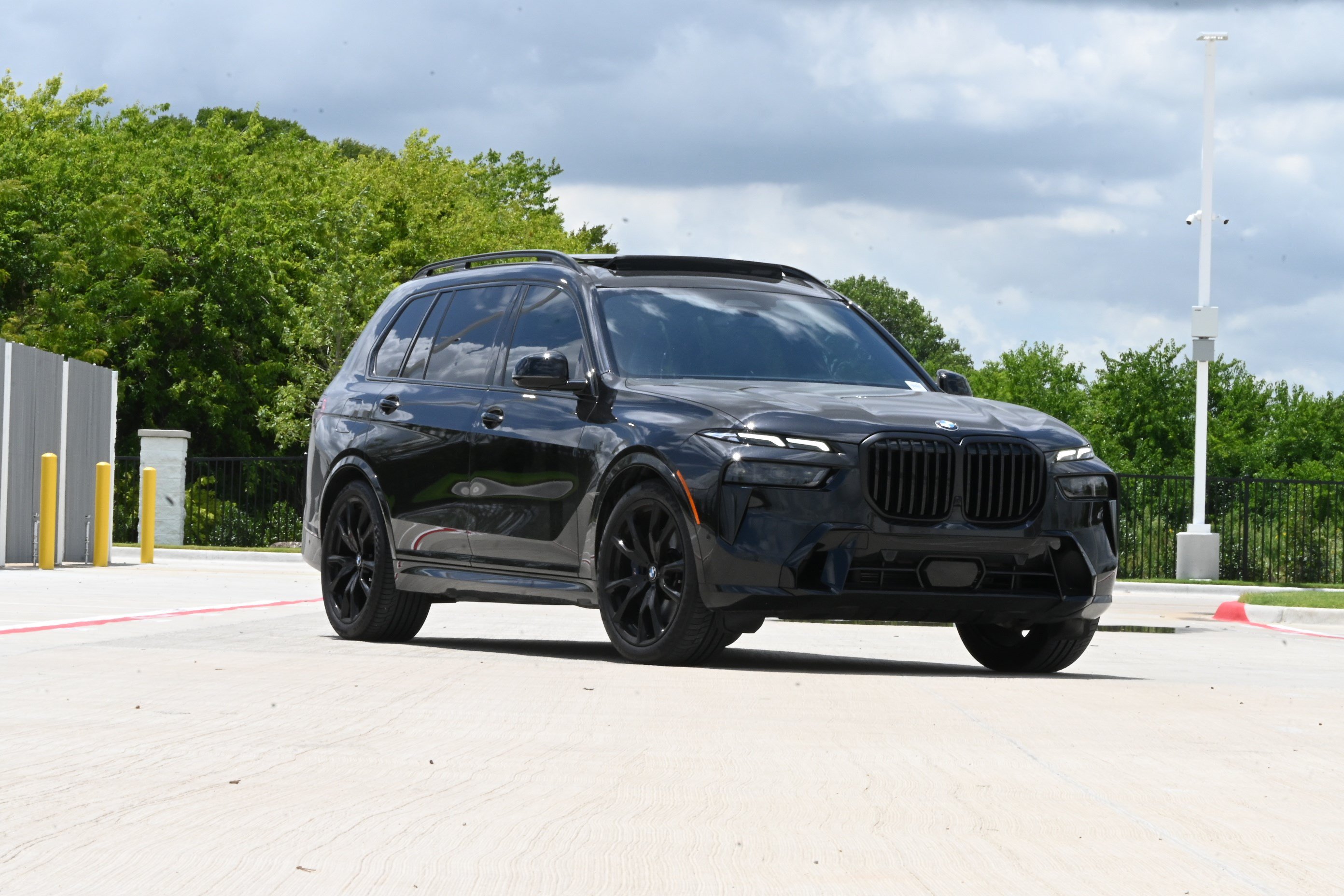 Used 2026 BMW X7 xDrive40i w/ M Sport Package AWD/4WD image 2