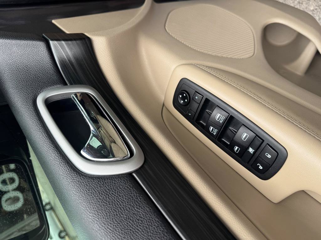 Used 2019 Jeep Grand Cherokee Laredo AWD/4WD image 12