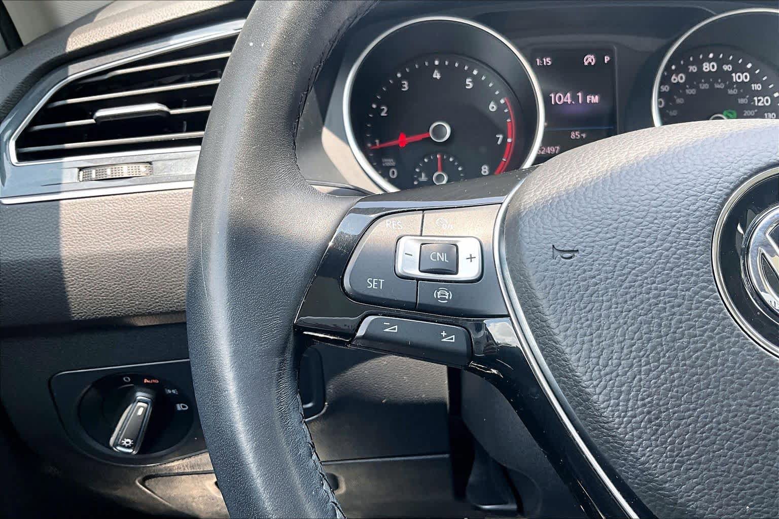 Used 2019 Volkswagen Tiguan SE w/ Panoramic Sunroof Package FWD image 24