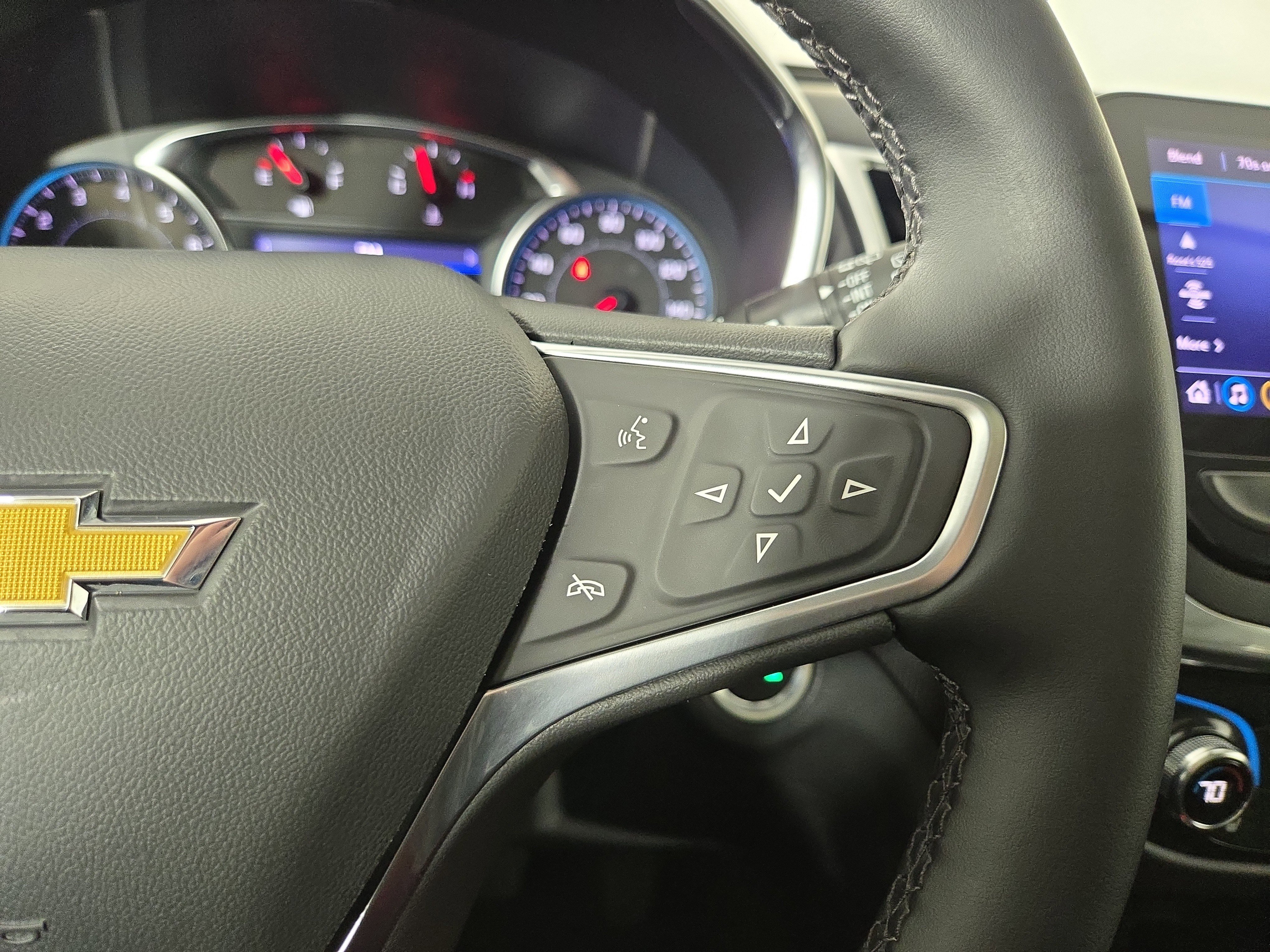 Used 2023 Chevrolet Equinox Premier image 17