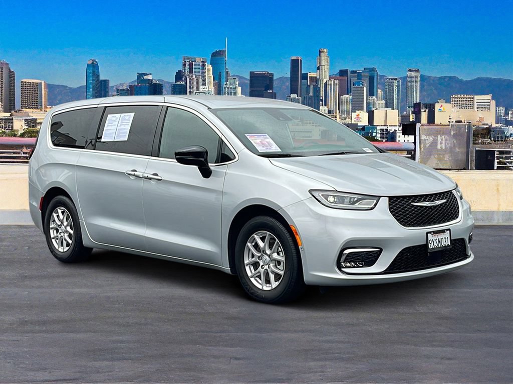 Used 2026 Chrysler Pacifica Select FWD image 5