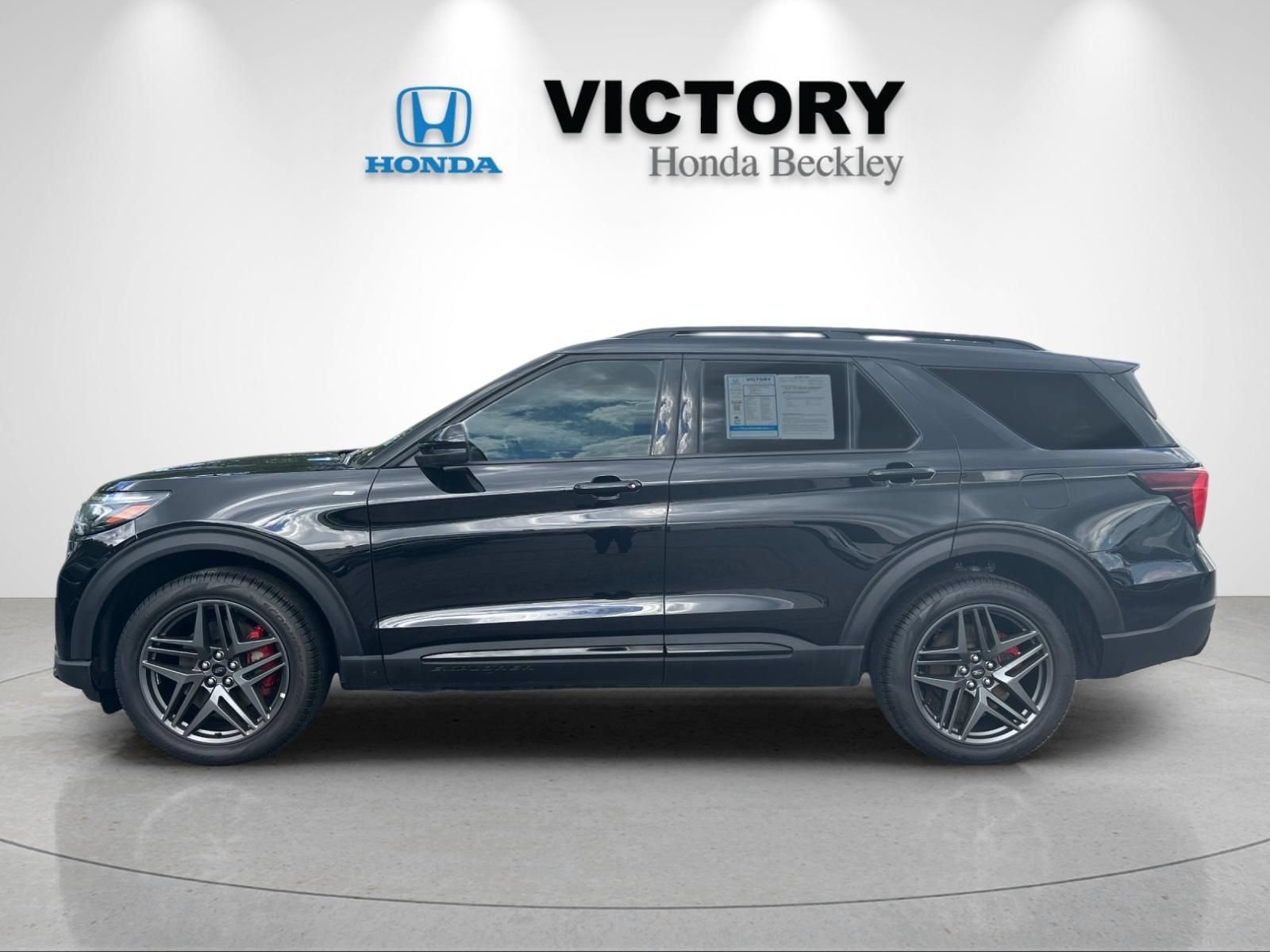 Used 2025 Ford Explorer ST-Line w/ ST-Line Street Pack AWD/4WD image 2