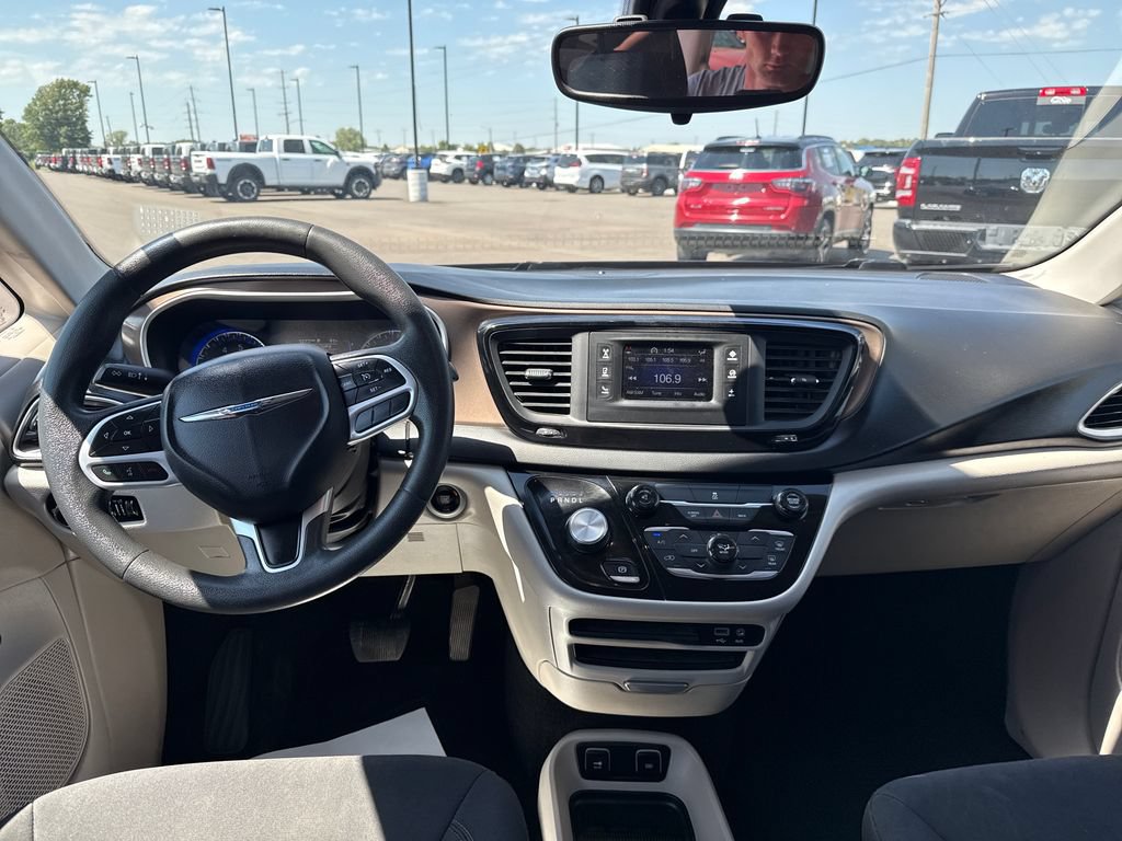 Used 2017 Chrysler Pacifica Touring FWD image 12