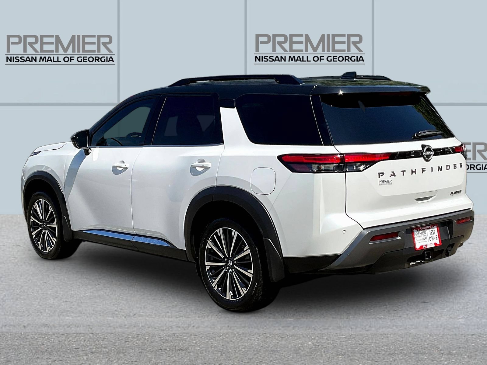 New 2026 Nissan Pathfinder Platinum FWD image 3
