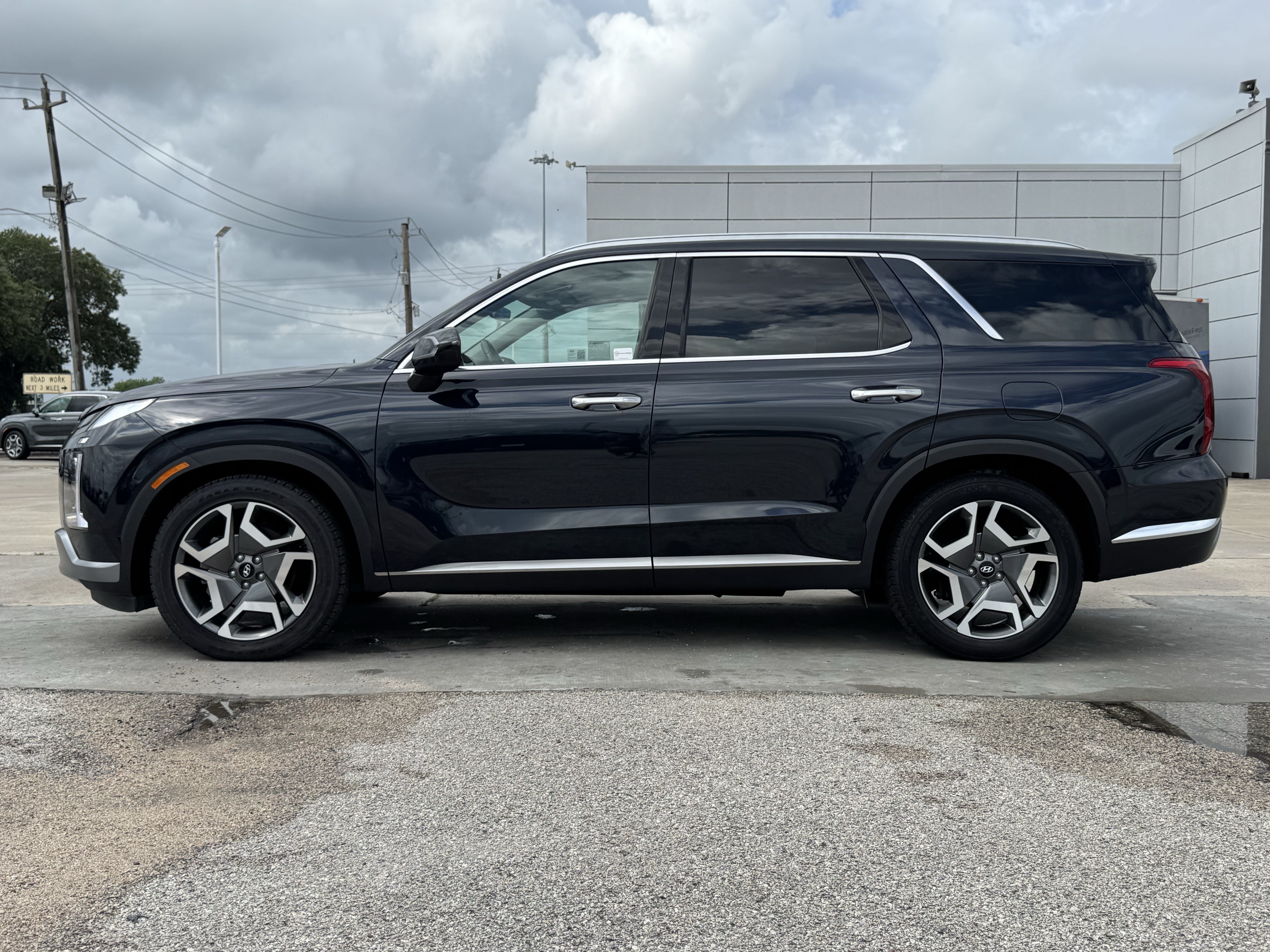 Used 2024 Hyundai Palisade Limited FWD image 7