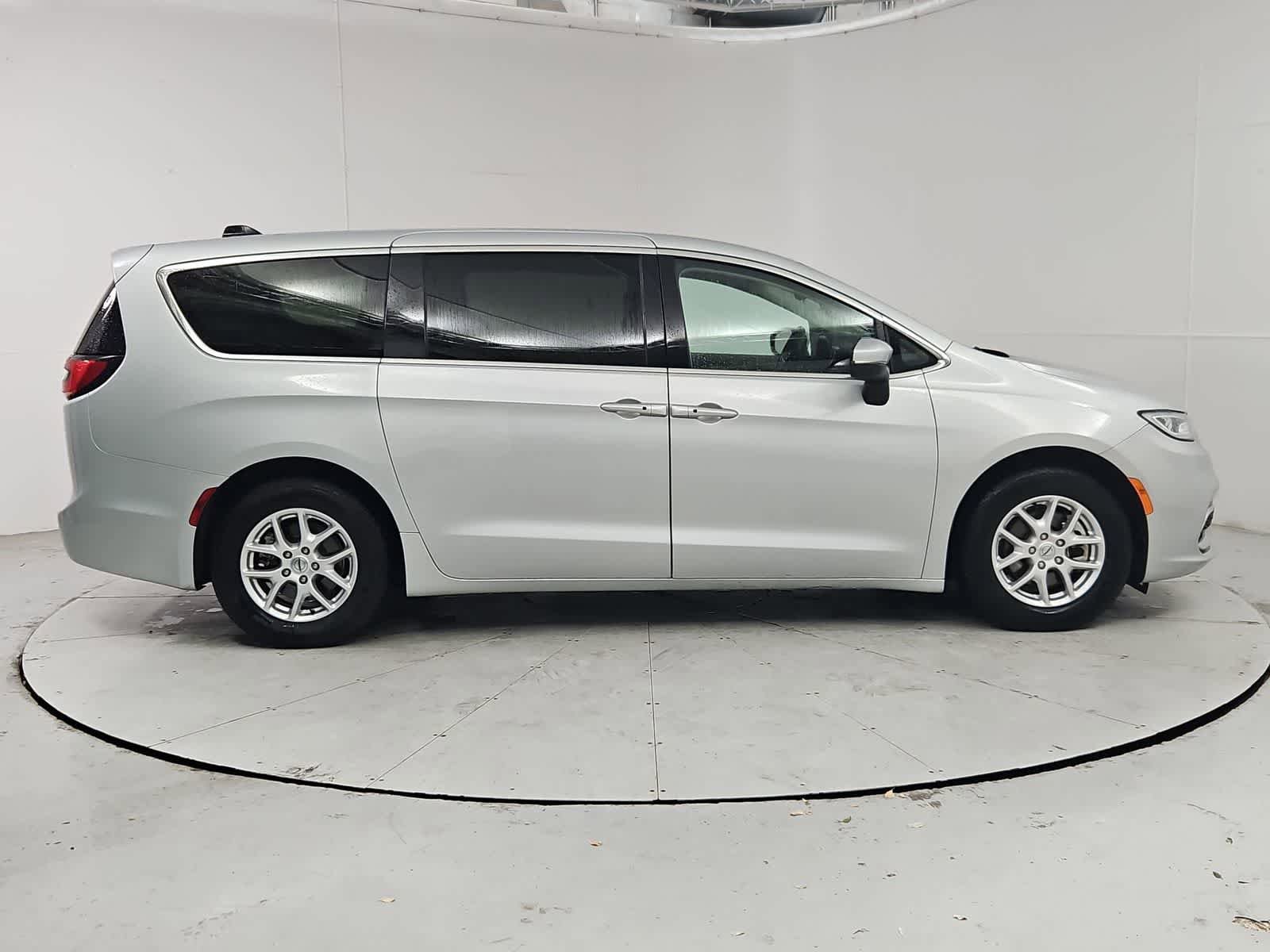 Used 2023 Chrysler Pacifica Touring-L FWD image 7
