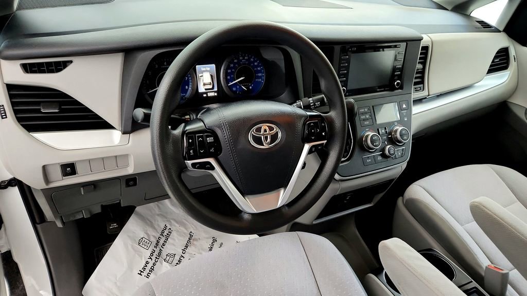 Used 2020 Toyota Sienna LE w/ LE Preferred Package FWD image 25