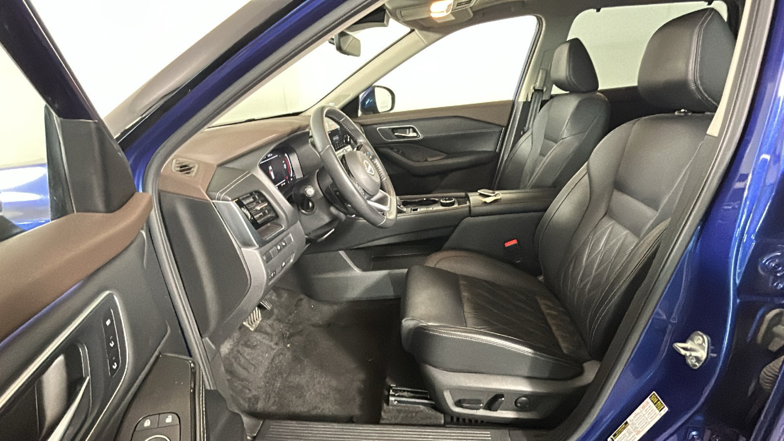 Used 2023 Nissan Rogue Platinum w/ Platinum Premium Package AWD/4WD image 13