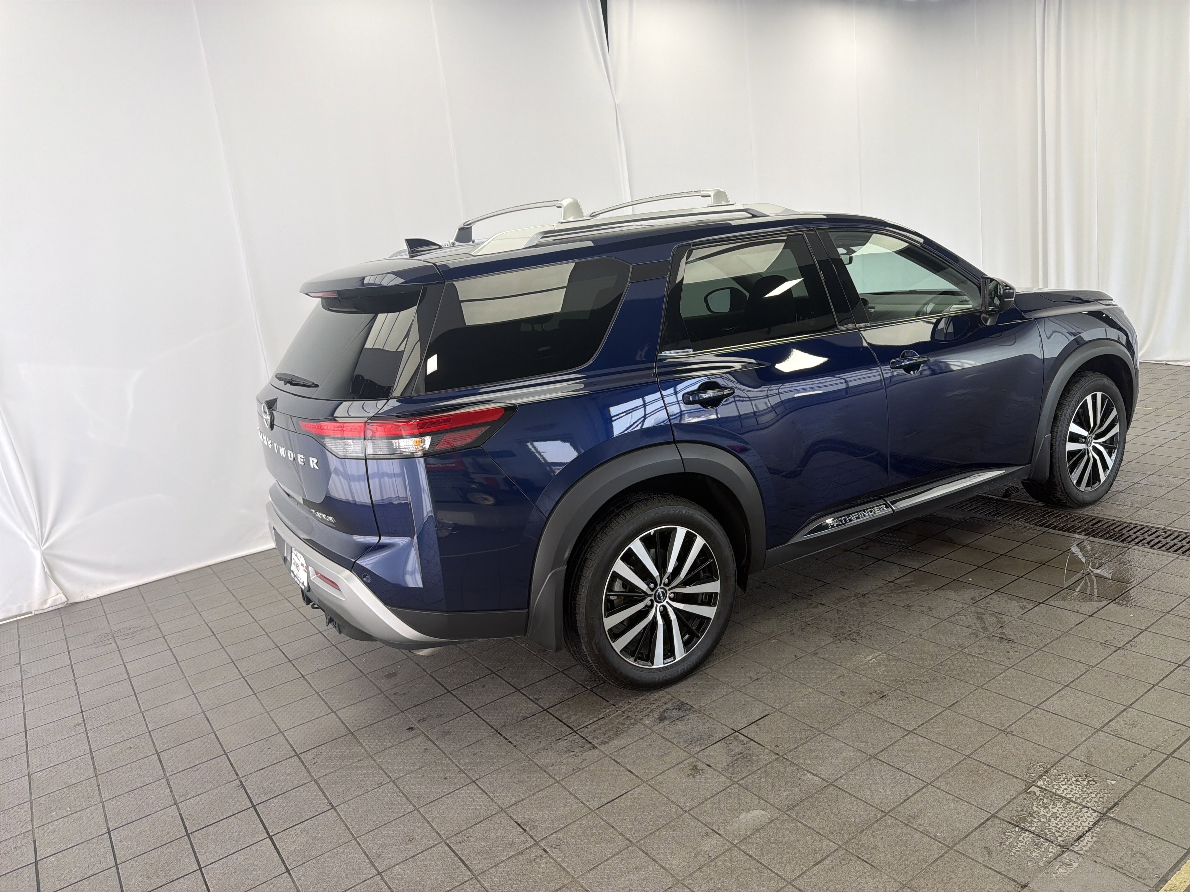 Used 2024 Nissan Pathfinder Platinum w/ Cargo Package image 5