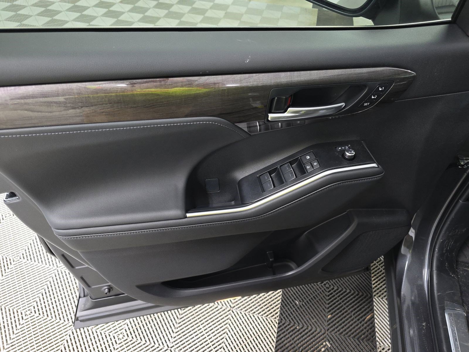 Used 2025 Toyota Highlander Platinum image 10