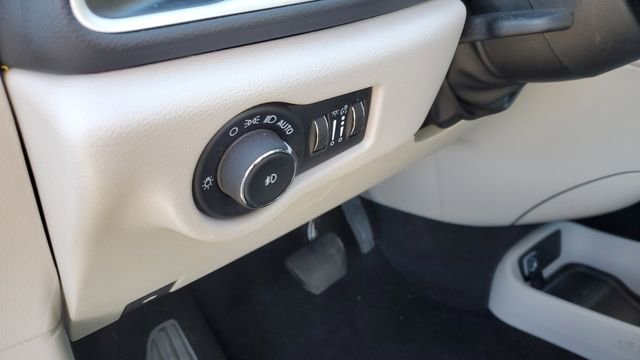 Certified 2024 Chrysler Pacifica Touring-L image 9