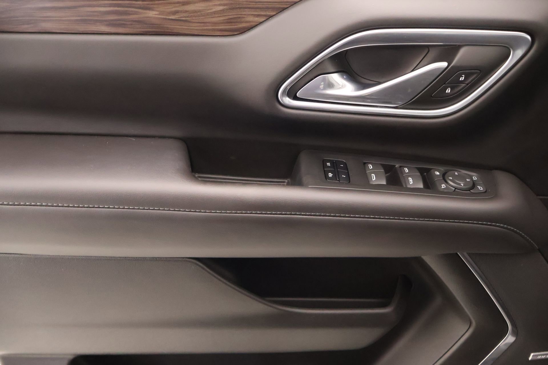 Used 2023 Chevrolet Suburban LT w/ Luxury Package image 18