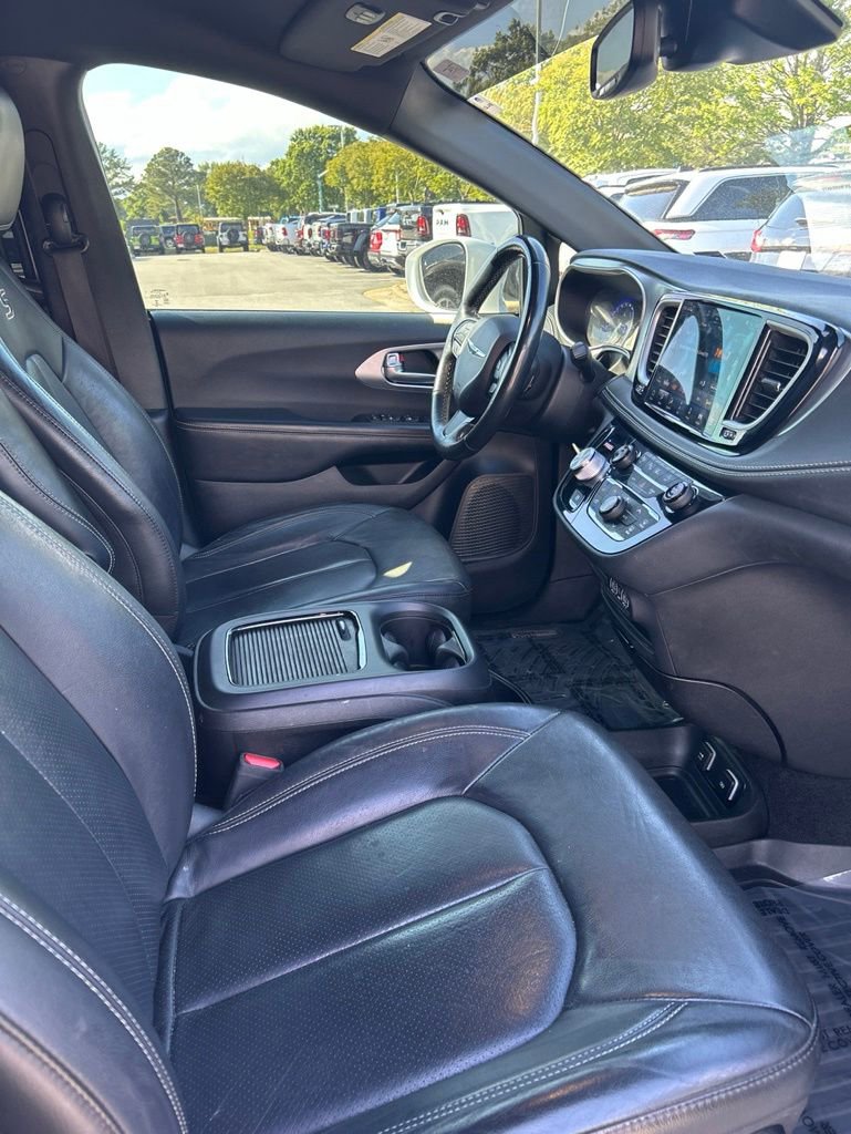 Used 2021 Chrysler Pacifica Touring-L w/ Premium & Safety Sphere Group FWD image 10