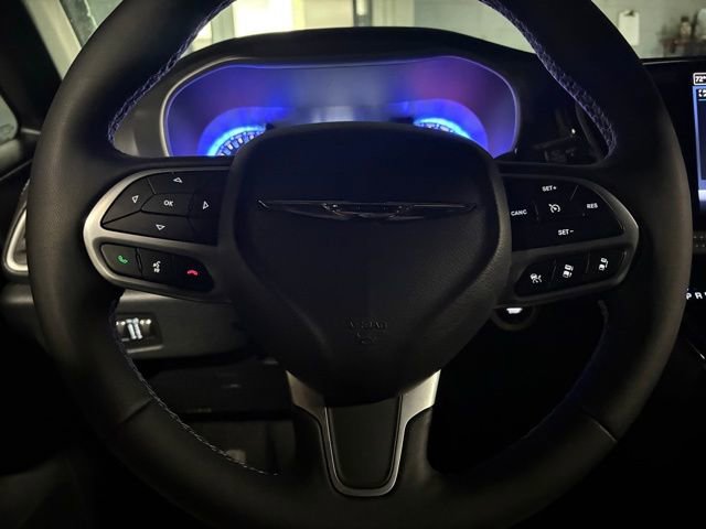 Used 2025 Chrysler Pacifica Select image 8