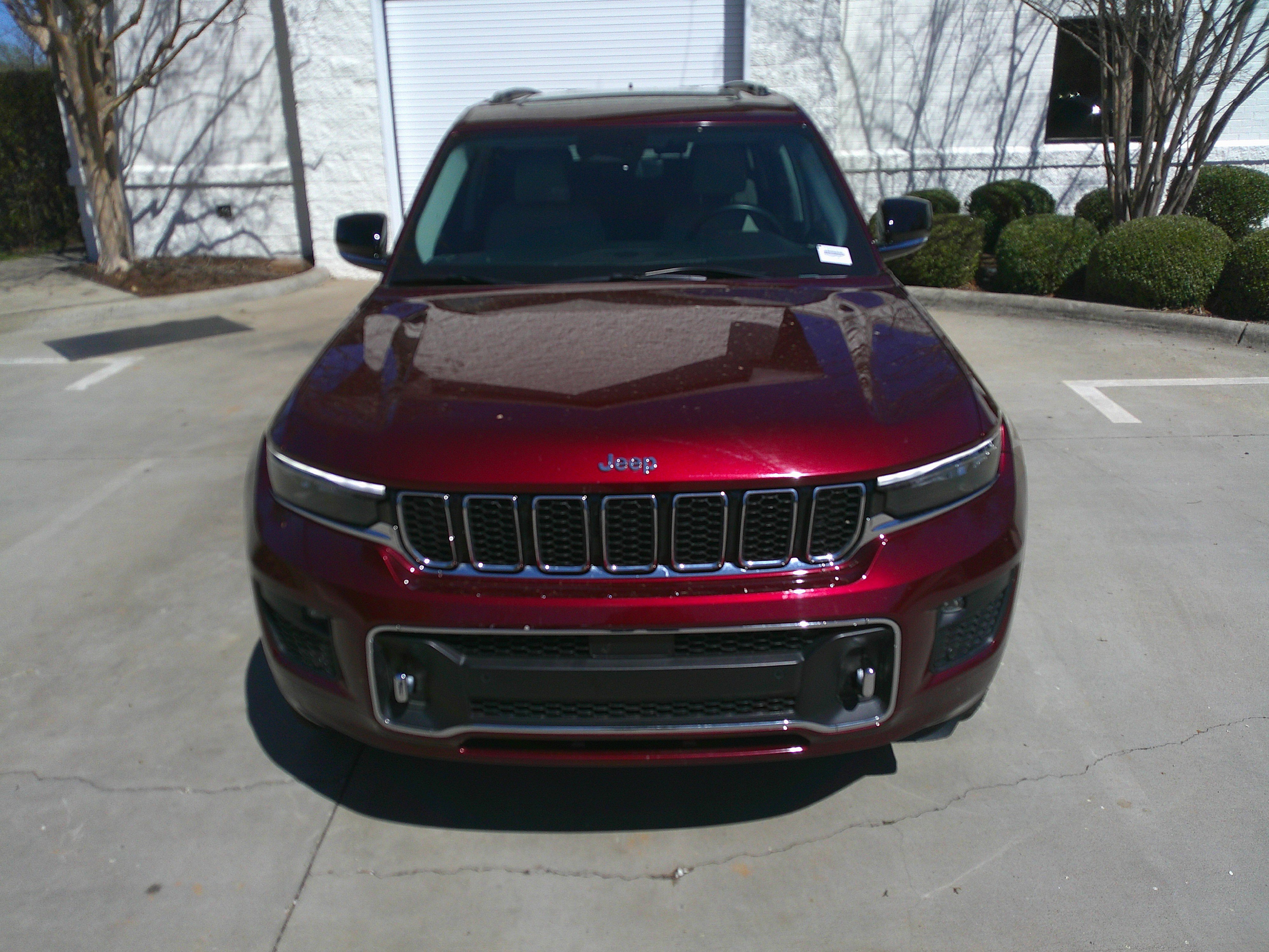 Used 2022 Jeep Grand Cherokee L Overland w/ Luxury Tech Group IV AWD/4WD image 3