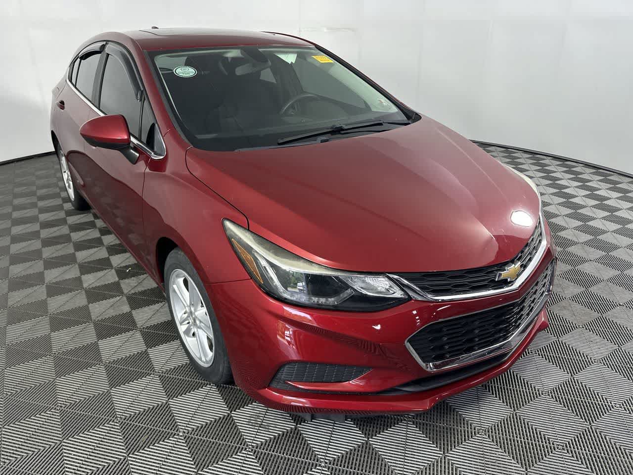 Used 2018 Chevrolet Cruze LT w/ Sun And Sound Package FWD image 2