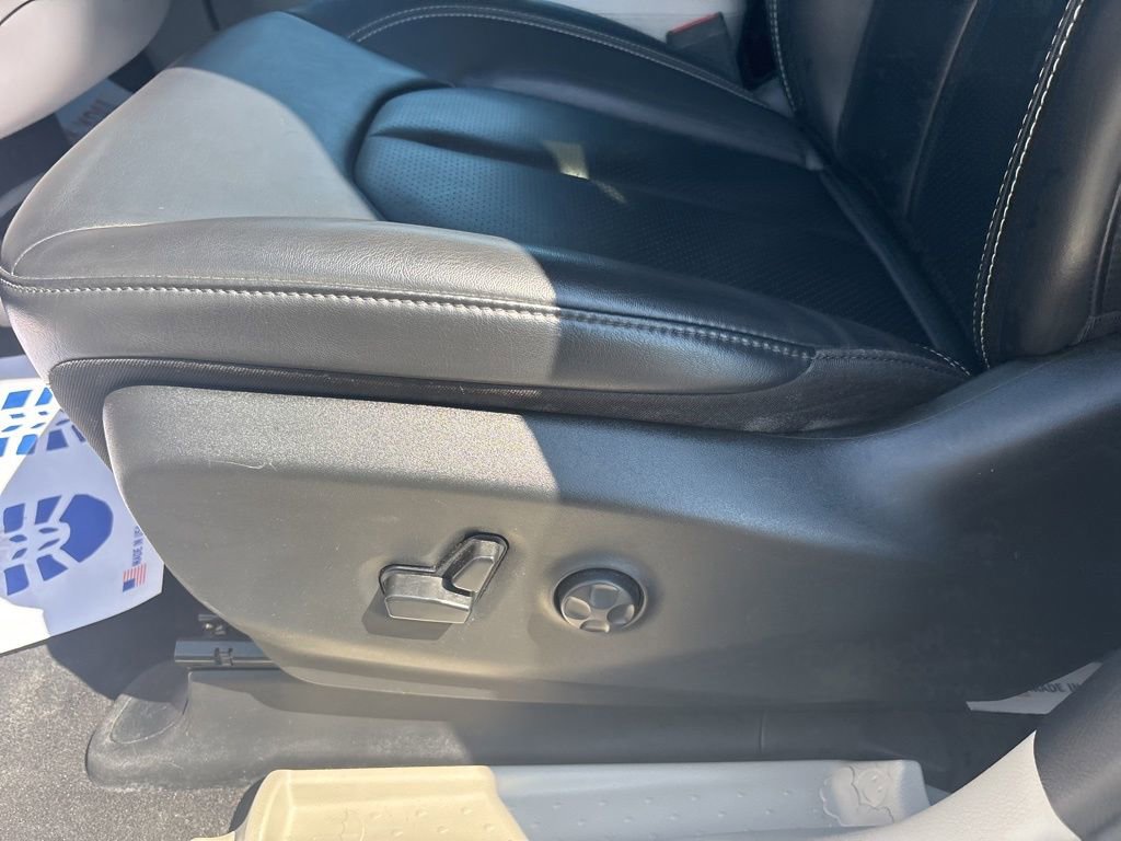 Used 2023 Chrysler Pacifica Touring-L FWD image 14