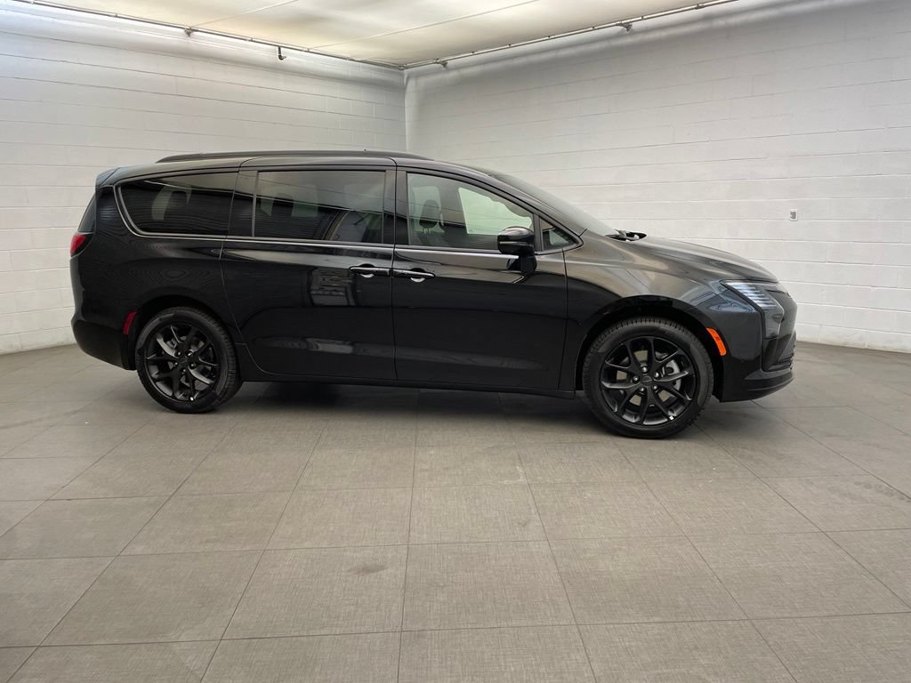 New 2027 Chrysler Pacifica Limited w/ S Appearance Package AWD/4WD image 2