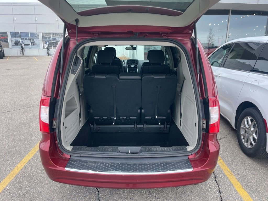 Used 2016 Chrysler Town & Country Touring w/ Driver Convenience Group image 6