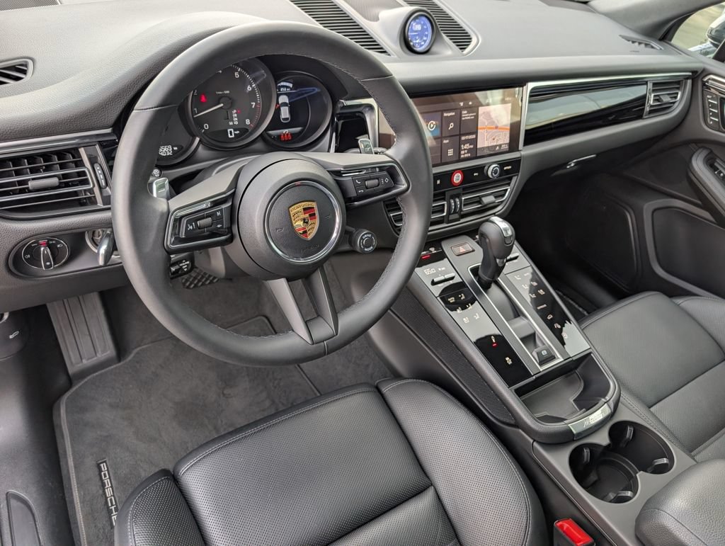 Certified 2025 Porsche Macan AWD/4WD image 5