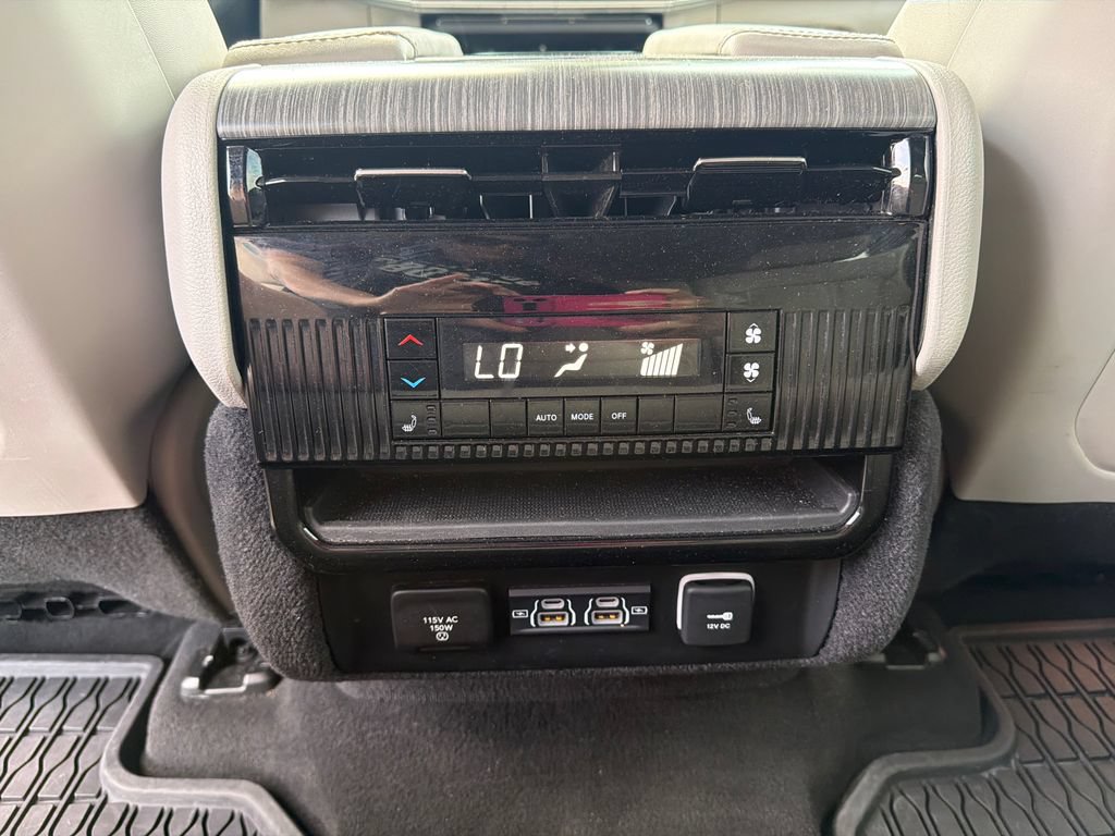 Used 2024 Jeep Wagoneer L Series II w/ Flexible Seating Group AWD/4WD image 19