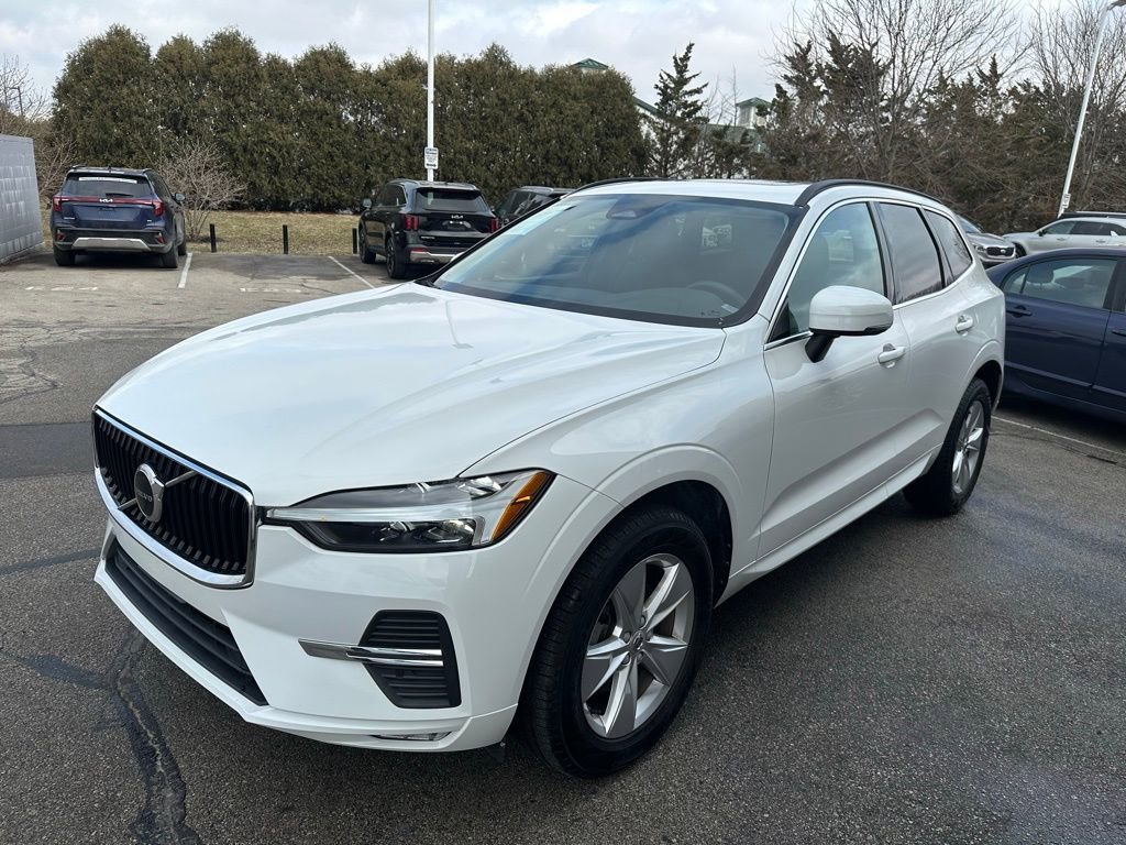 Used 2022 Volvo XC60 B5 Momentum image 3
