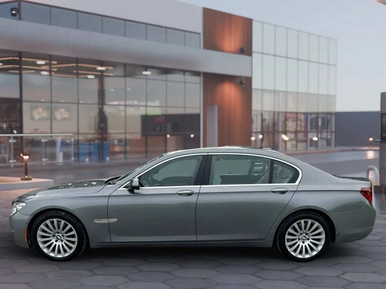 Used 2013 BMW 750Li RWD image 4