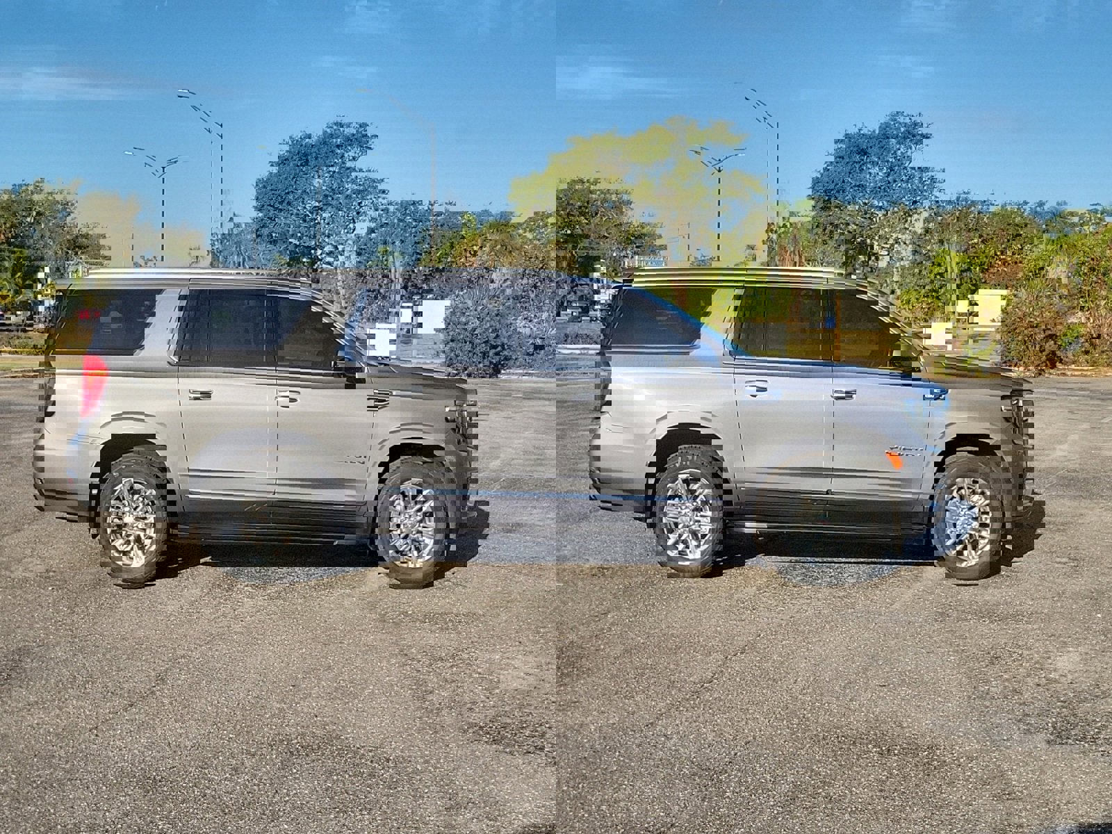 Used 2021 GMC Yukon XL SLT w/ Rear Media and Nav Package image 5