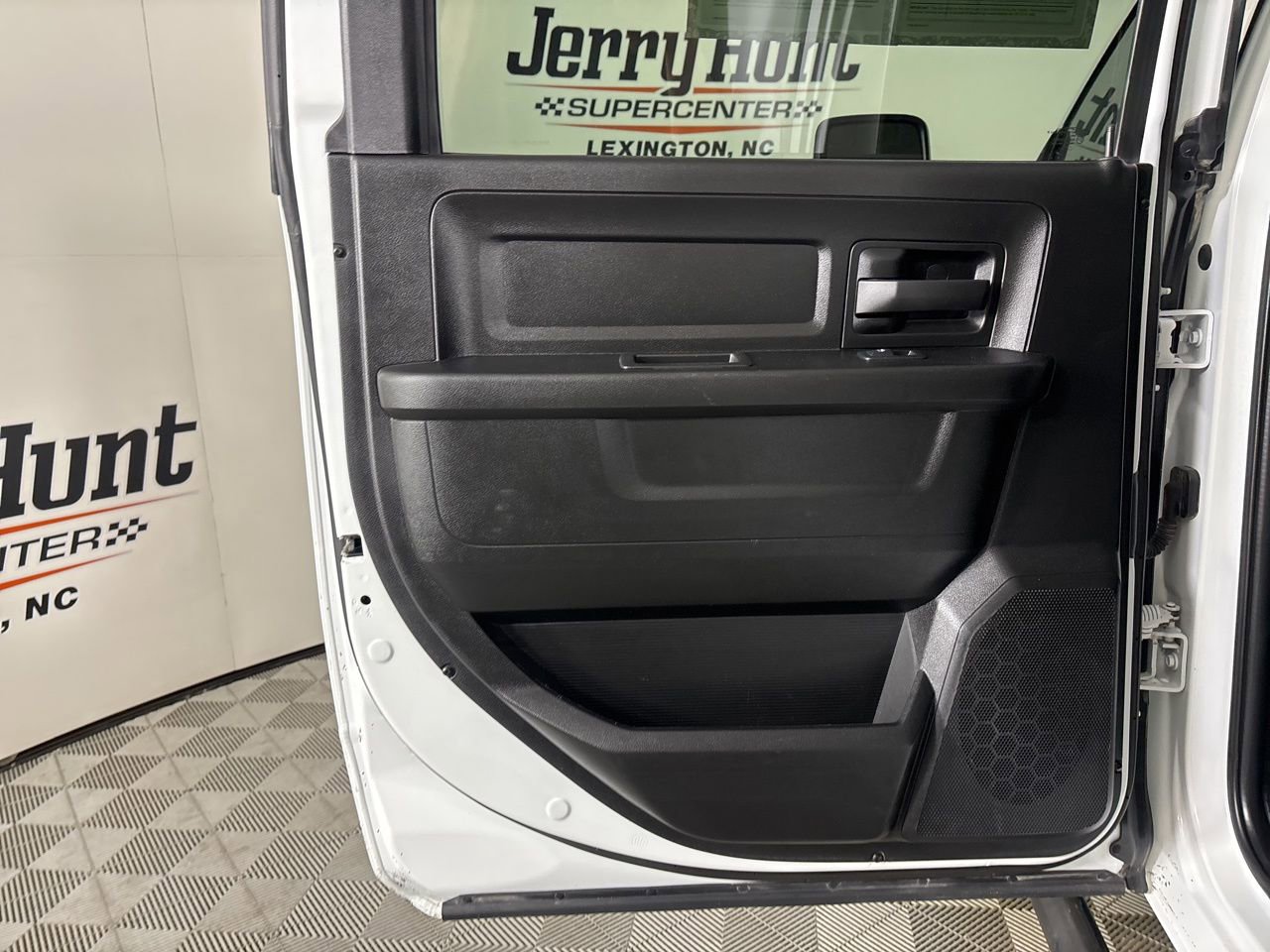 Used 2024 RAM 2500 Tradesman w/ Chrome Appearance Group image 18