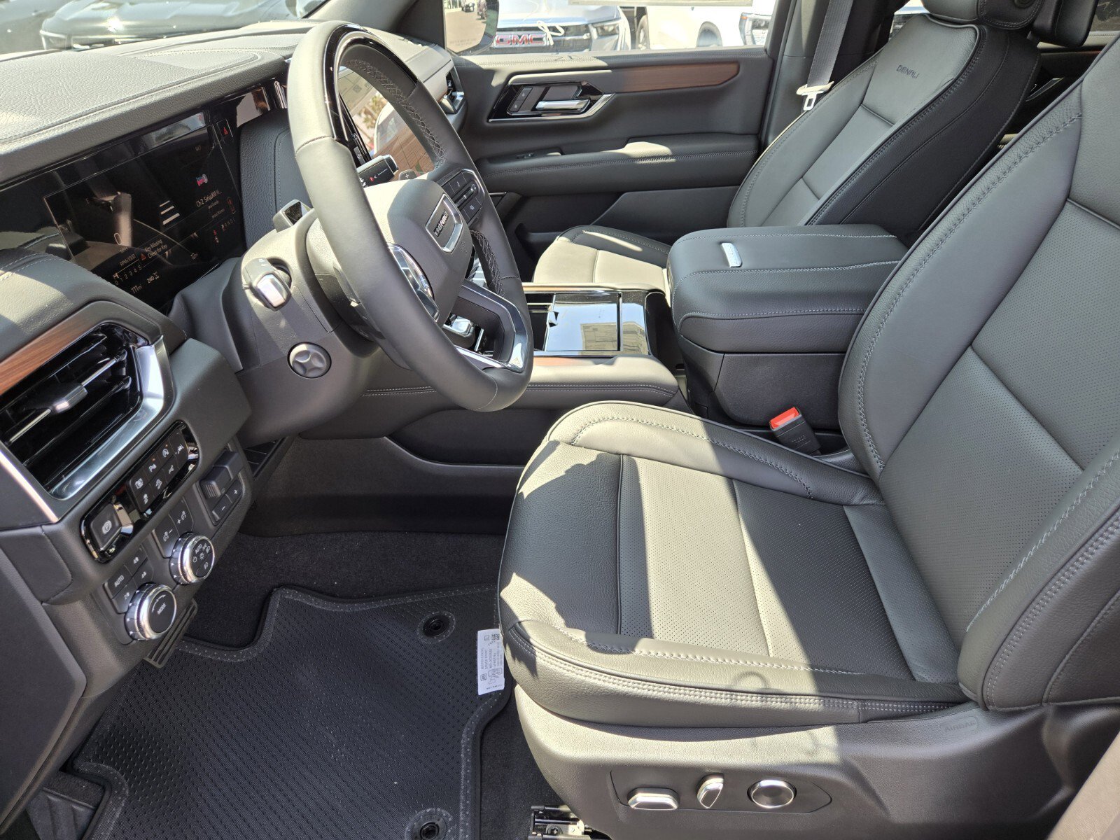 New 2025 GMC Yukon Denali w/ Denali Reserve Package image 6