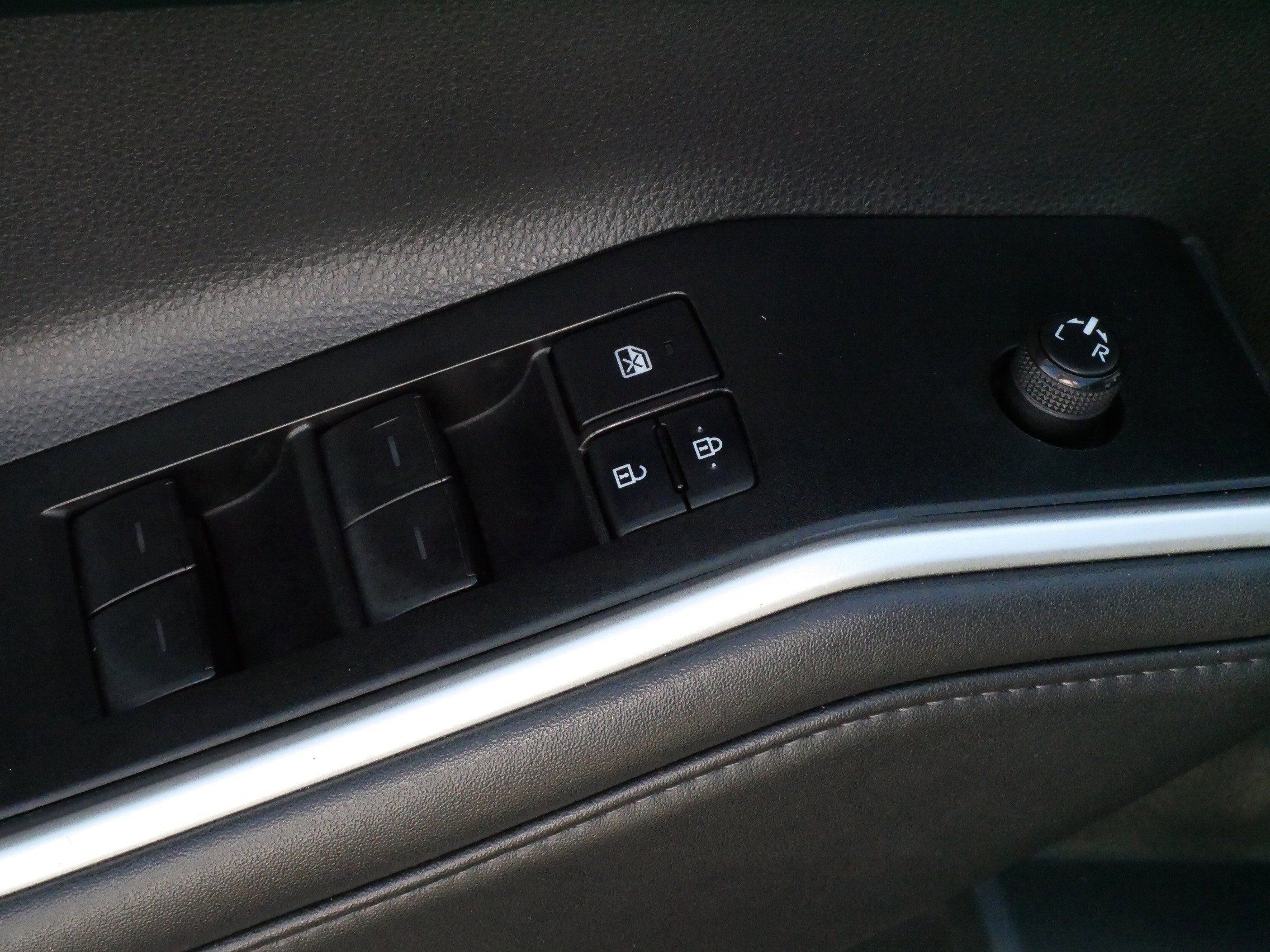 Used 2022 Toyota Highlander XLE AWD/4WD image 19
