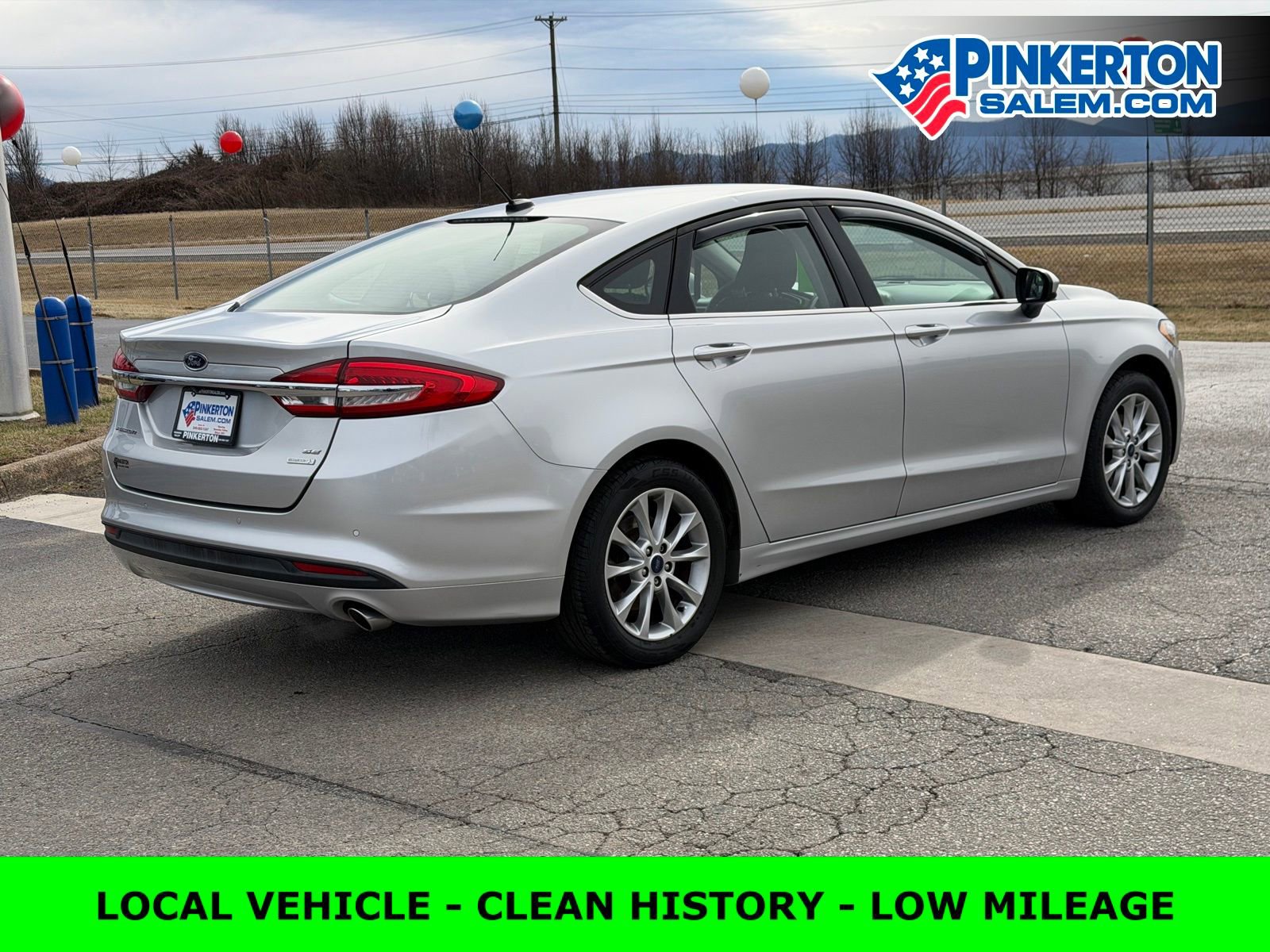 Used 2017 Ford Fusion SE w/ Fusion SE Technology Package image 4