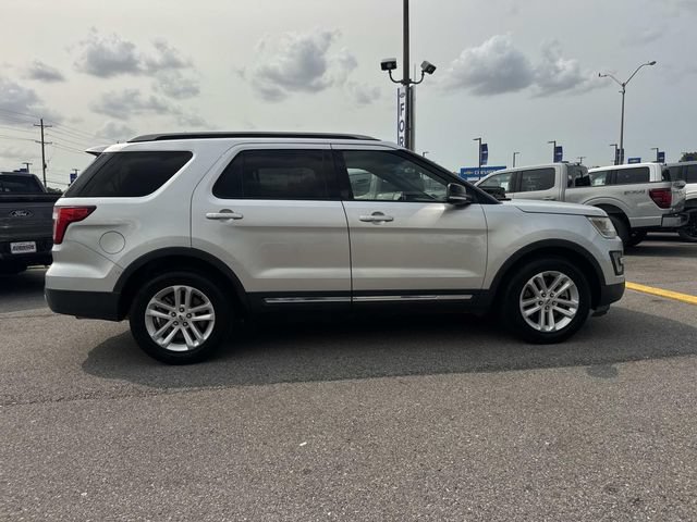 Used 2016 Ford Explorer XLT w/ Equipment Group 202A FWD image 4
