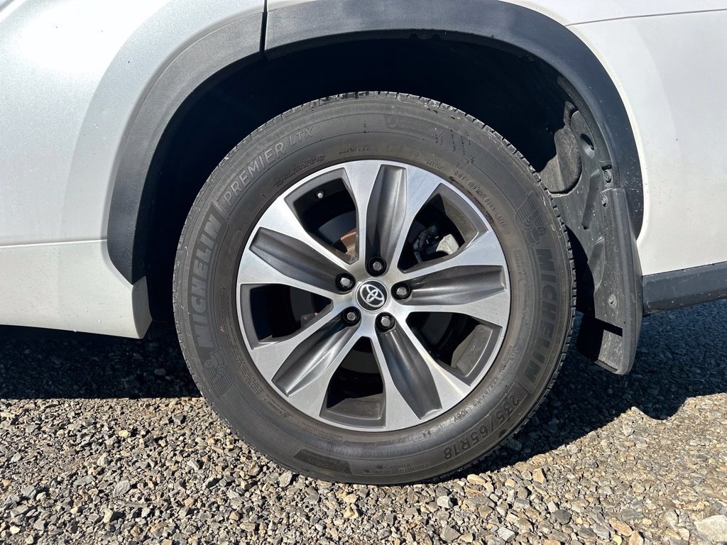 Used 2023 Toyota Highlander XLE AWD/4WD image 7