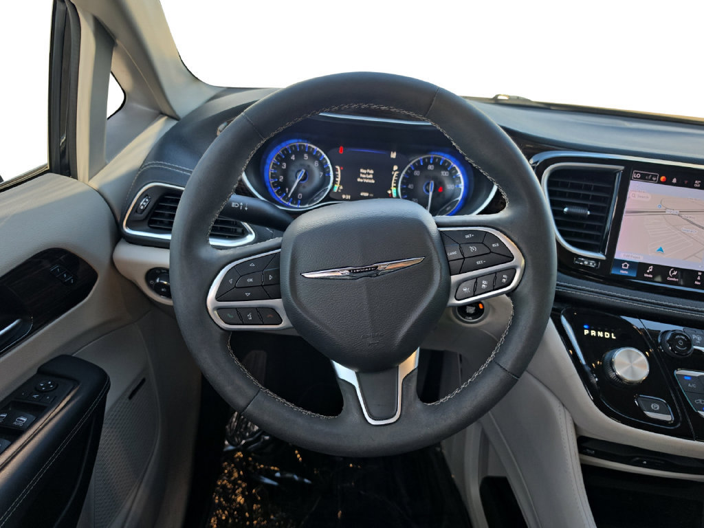 Used 2023 Chrysler Pacifica Limited w/ Uconnect Theater Family Group FWD image 13
