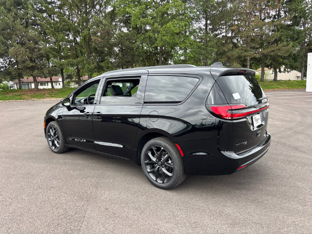 New 2027 Chrysler Pacifica Limited AWD/4WD image 4