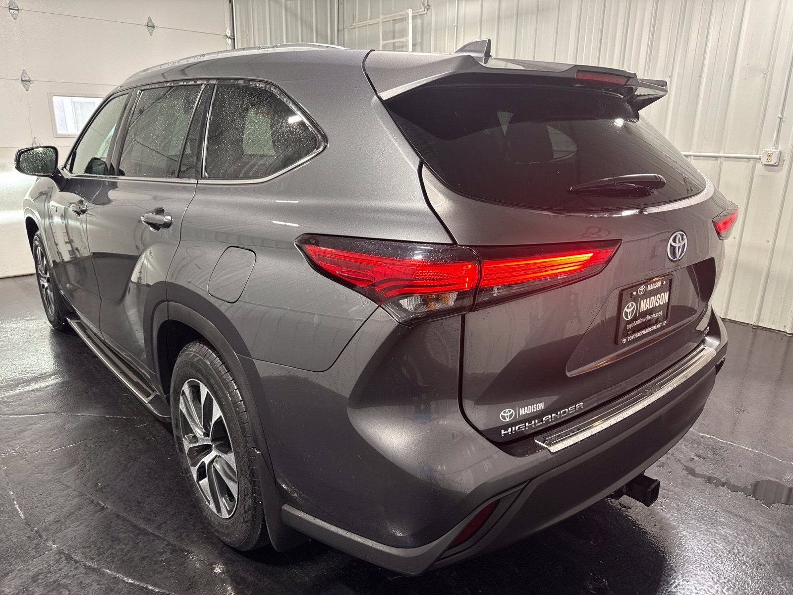 Used 2020 Toyota Highlander XLE AWD/4WD image 3