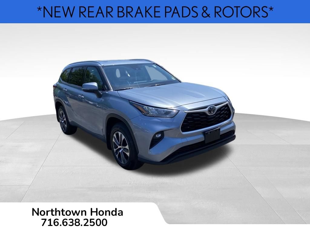 Used 2020 Toyota Highlander XLE AWD/4WD image 2