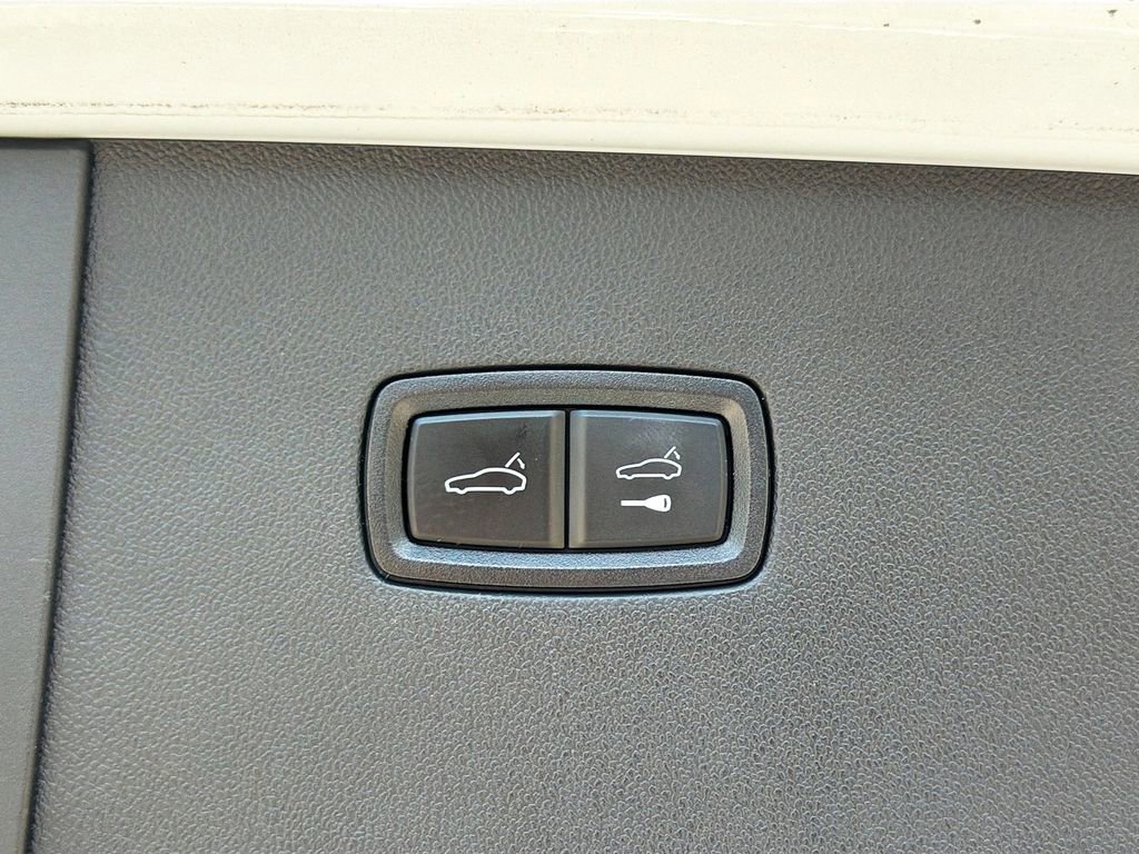 Used 2020 Porsche Cayenne Turbo image 17