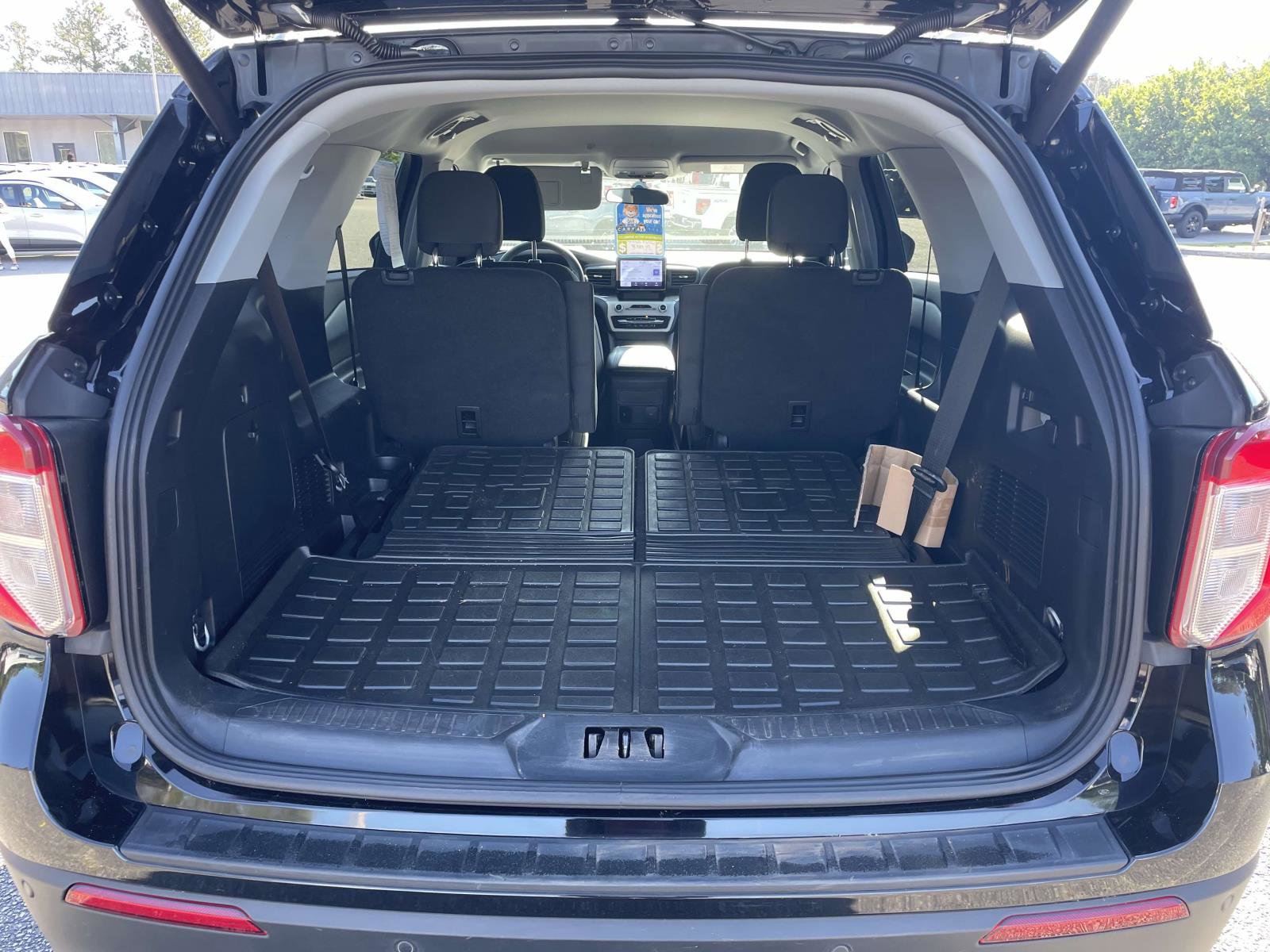 Used 2023 Ford Explorer XLT image 23