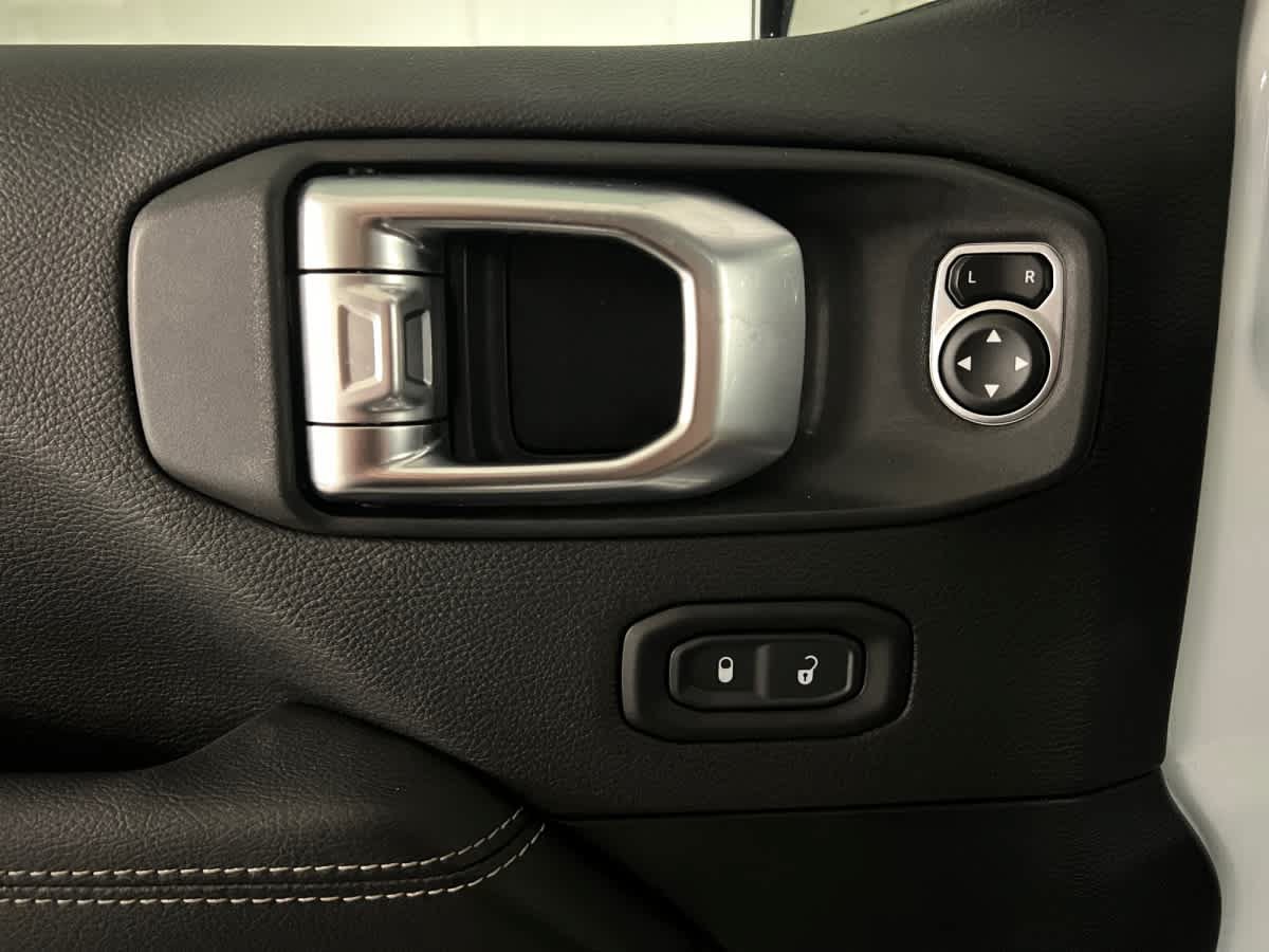 Used 2020 Jeep Gladiator Overland AWD/4WD image 18