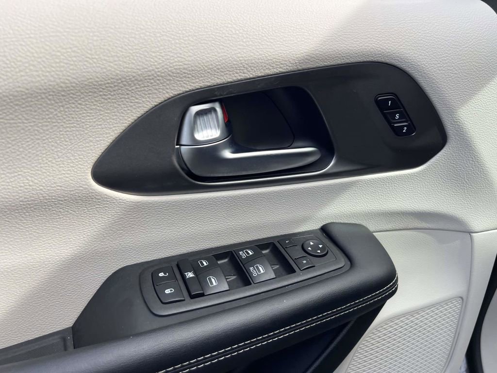 Used 2023 Chrysler Pacifica Touring-L image 23