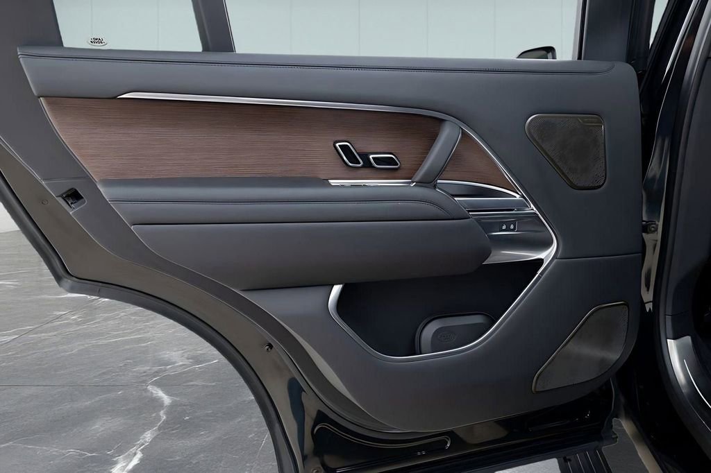 Used 2025 Land Rover Range Rover Long Wheelbase Autobiography image 23