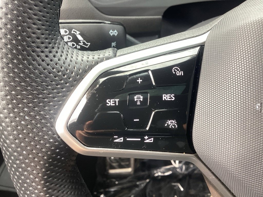 Used 2024 Volkswagen Tiguan SE R-Line AWD/4WD image 18
