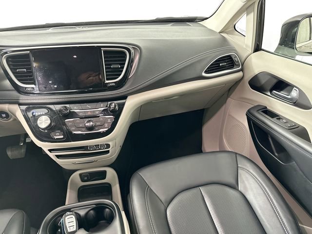 Used 2024 Chrysler Pacifica Select image 27