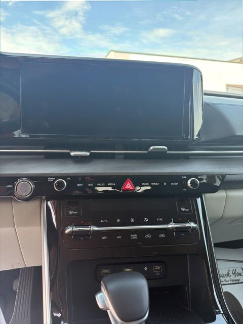 Used 2023 Kia Carnival EX image 23