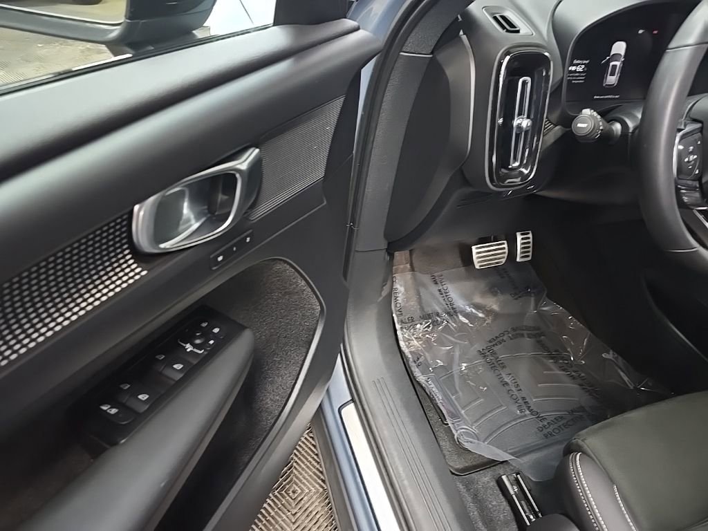 Used 2022 Volvo XC40 P8 Recharge Plus image 30