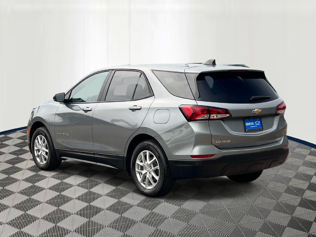 Used 2024 Chevrolet Equinox LS w/ LS Convenience Package FWD image 3