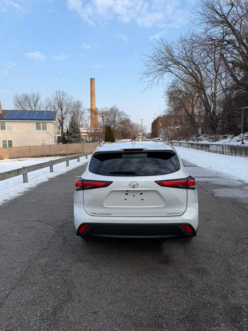 Used 2022 Toyota Highlander XLE image 7